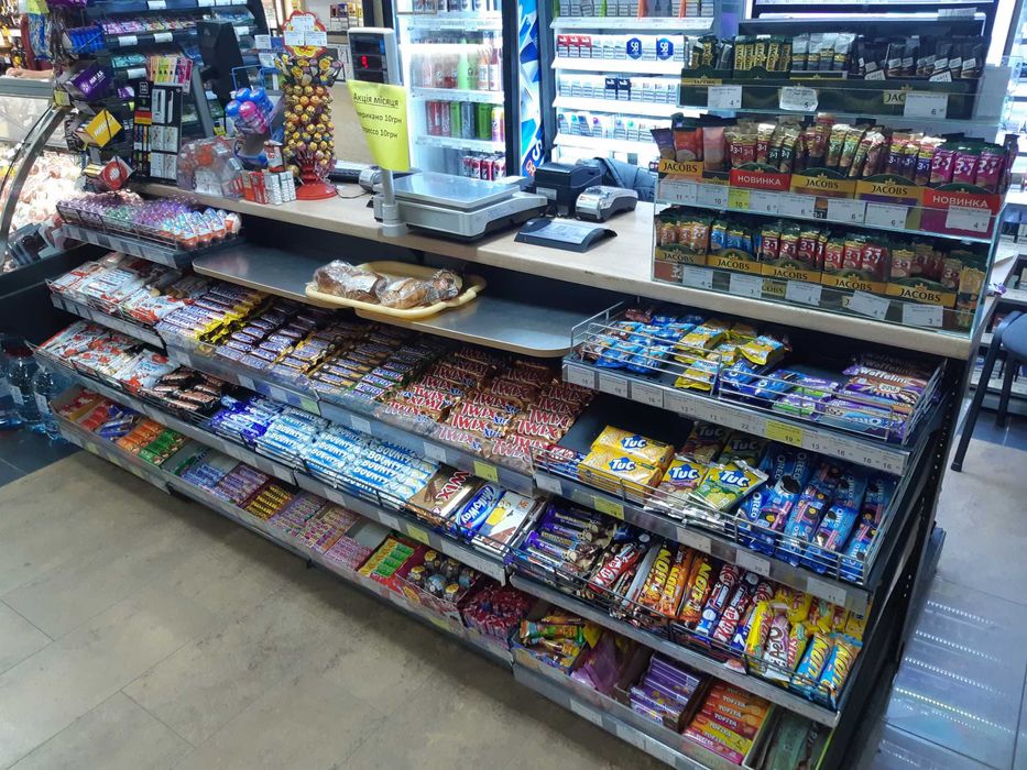 Стелажі для торгівлі, стелажі в склад, каси, холодильники.