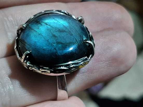 Сережки та каблучка з лабрадором.