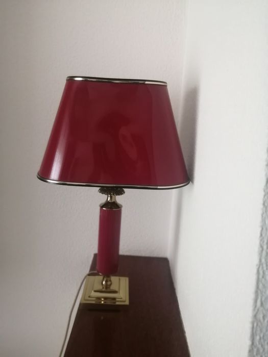 Candeeiro antigo cor Bordeaux e dourado, com abajour cónico