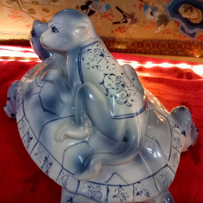 Bonita e grande escultura em Porcelana Chinesa, Tartaruga dando Boleia a Macaco. peça encontra-se em excelente estado, mede, 38,cm,x,20.cm,x,18,cm. .