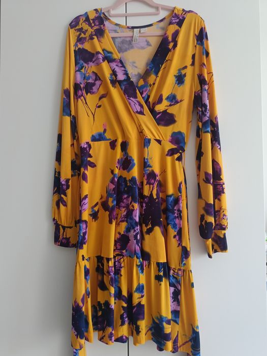 Żółta sukienka w kwiaty z paskiem falbanka