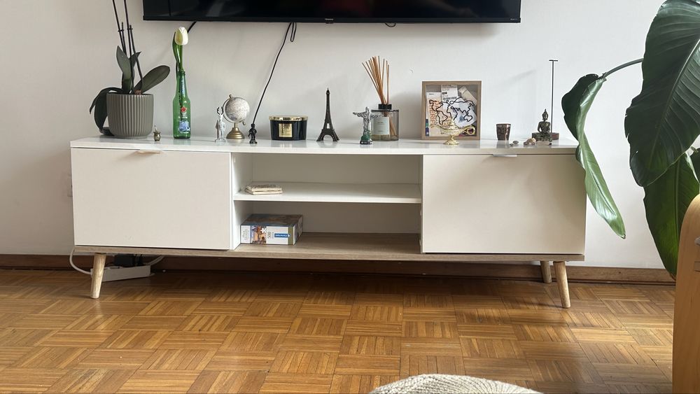 Móvel de TV branco e madeira clara com arrumação