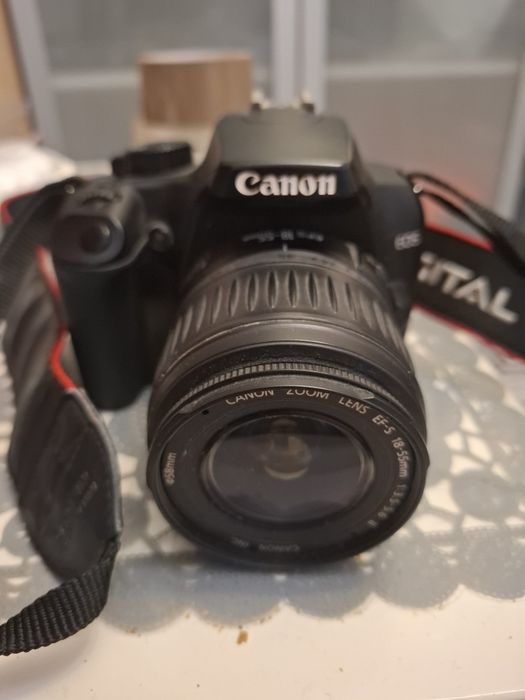 Дзеркальний фотоапарат 1000d