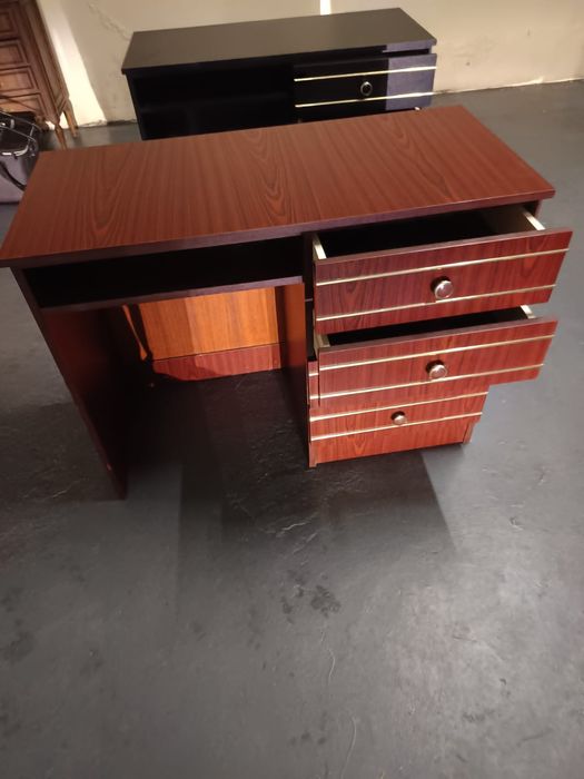 Secretaria em bom estado.195x44x72.