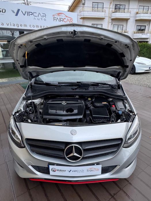 Mercedes-Benz B180 - Pack AMG red