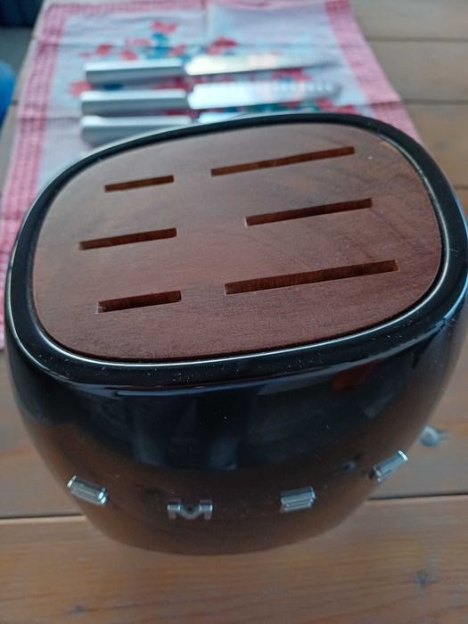 Bloco e seis facas SMEG novo