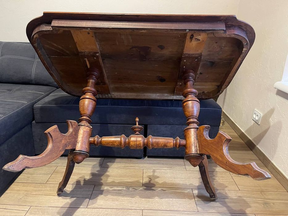 Антикварний стіл