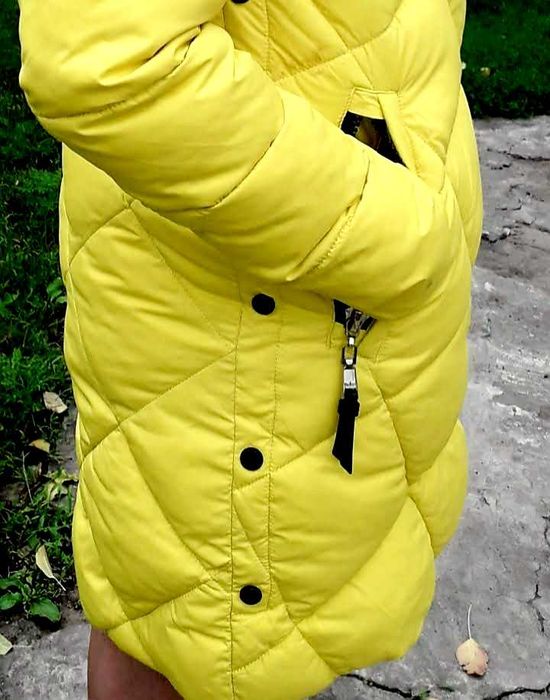 Яркий зимний пуховик.