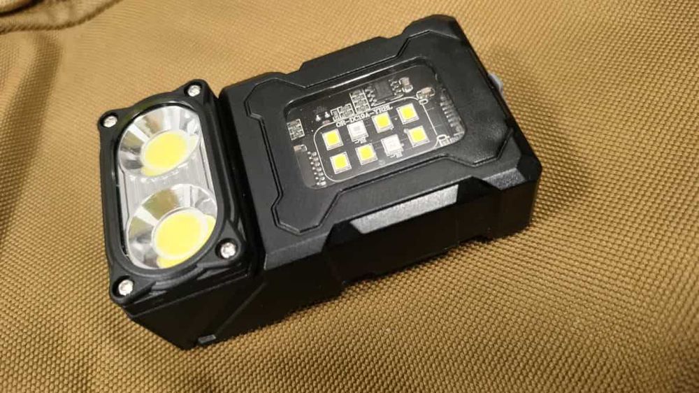 Taktyczna latarka ze zmiennym kątem (180/90 stopni)