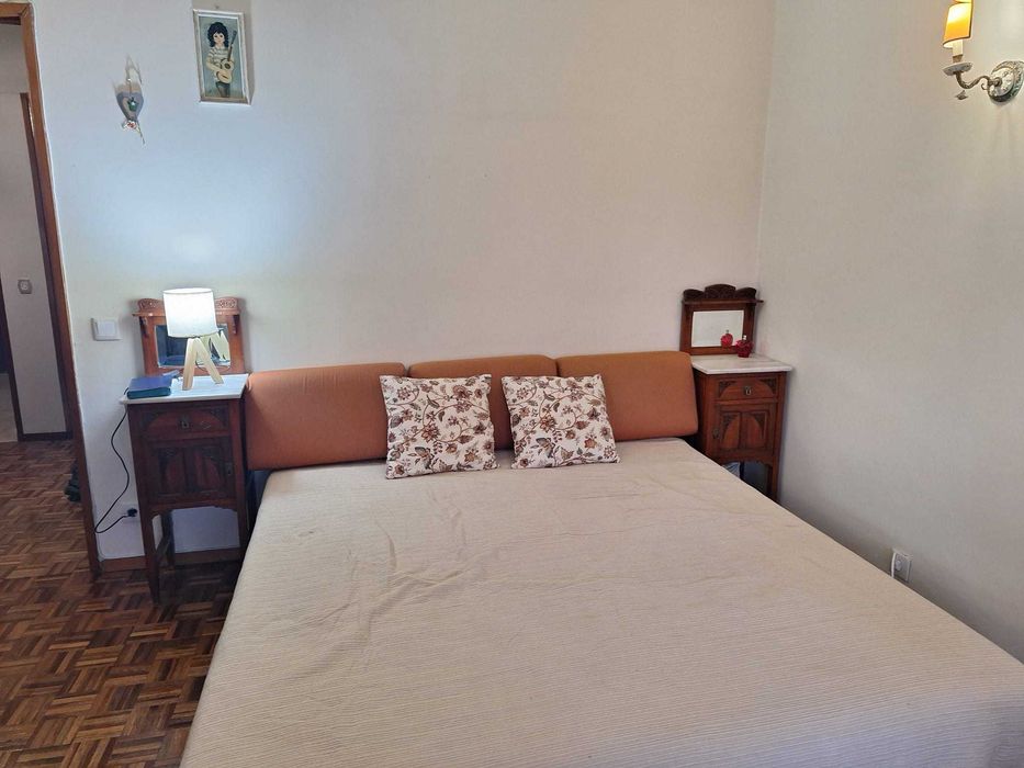 Olhão: Quarto em moradia, com TV e ampla varanda