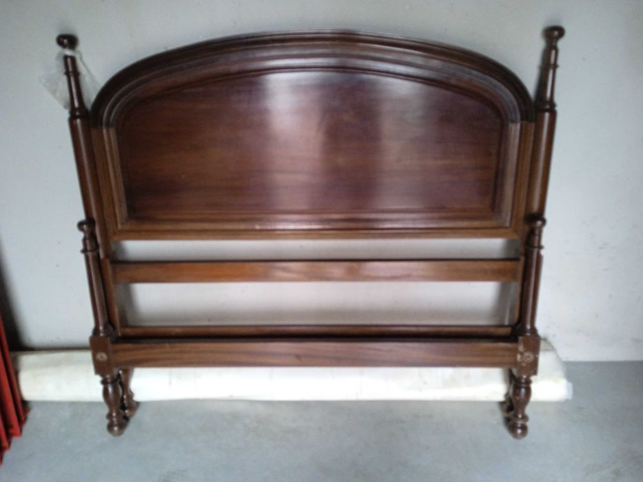 Cama de casal em madeira maciça