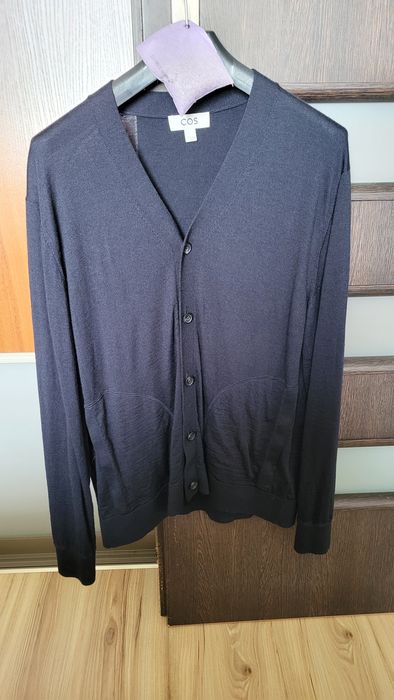 Sweter męski COS granatowy na koszulę