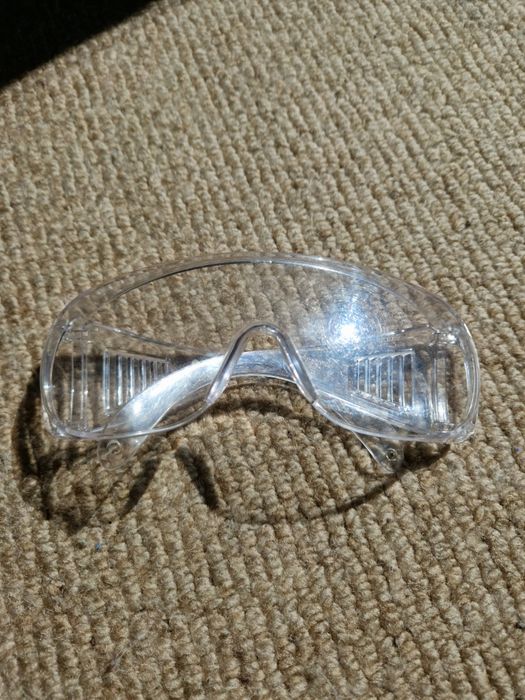 Kask ochronny biały i okulary