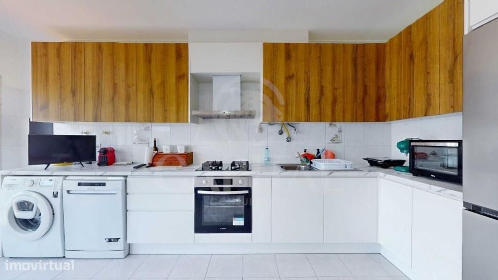 Apartamento T2 totalmente remodelado, com garagem e arrecadação, em Ca
