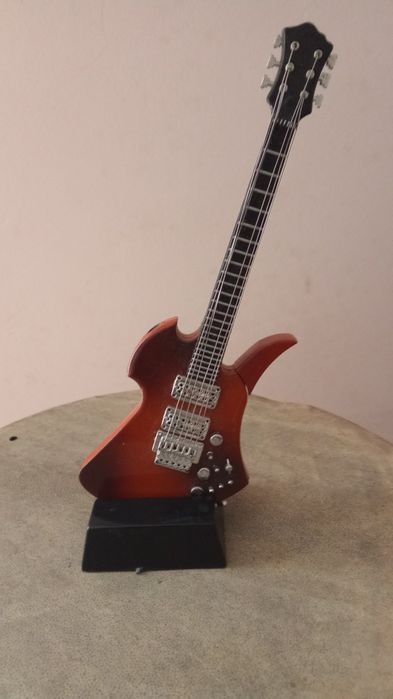 Guitarra decorativa castanha