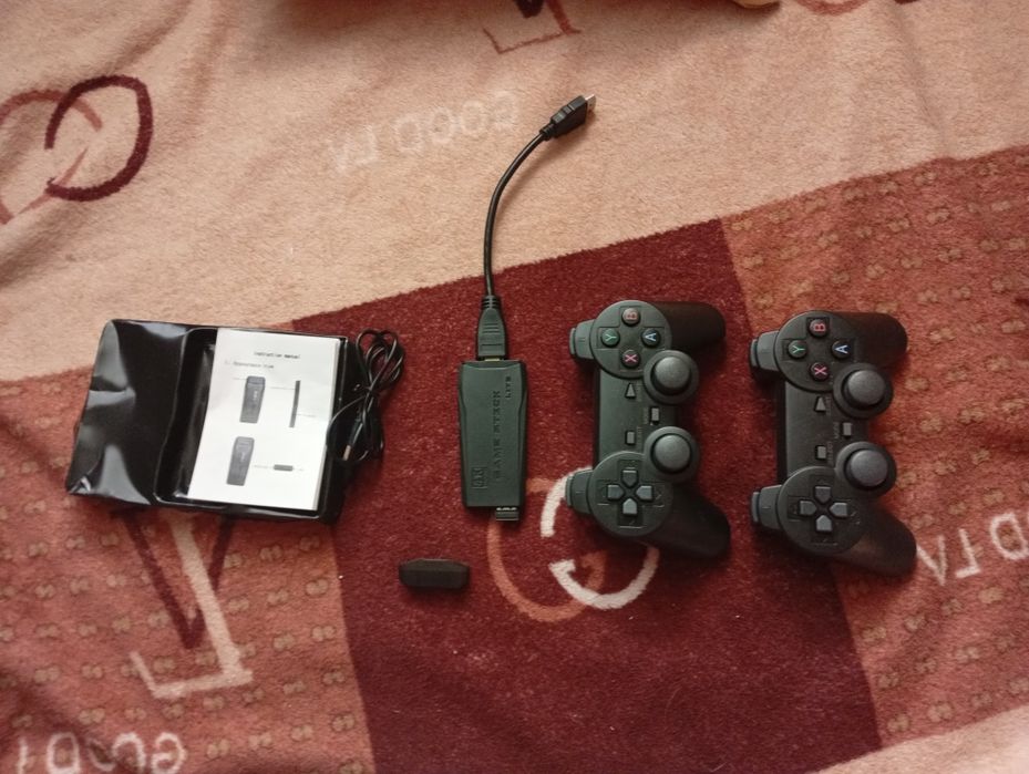 Продам игровую приставку с джойстиками более 1.000 игр