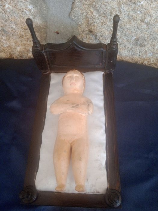 Antiga escultura imagem sacra menino jesus deitado a dormir camilha pau santo