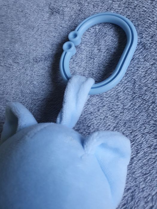Pozytywka Tulilo miś kotek błękitny z grzechotką jak nowa 22cm