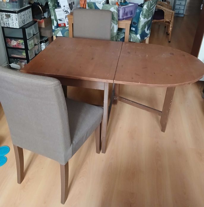 Mesa extensível e cadeiras