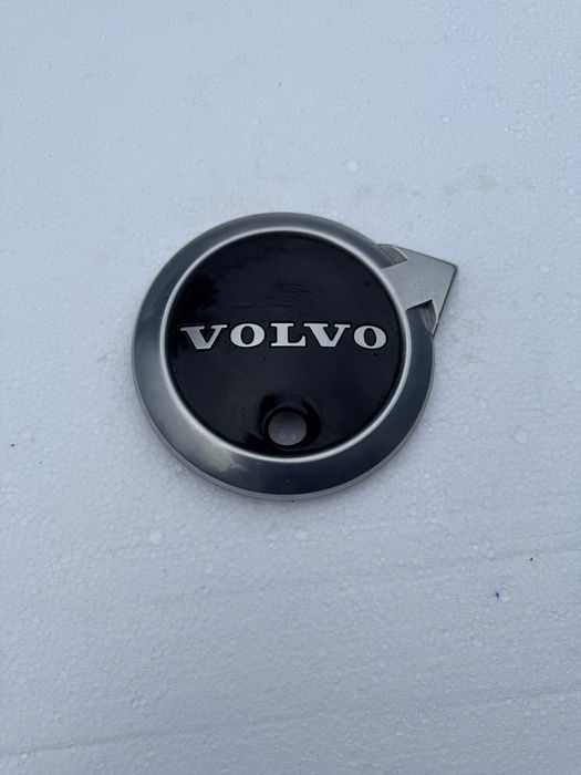 Emblemat Volvo przeznaczony na grill z otworem na kamere