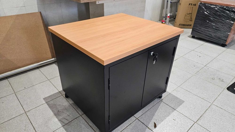 Dois moveis de metal e madeira como novos