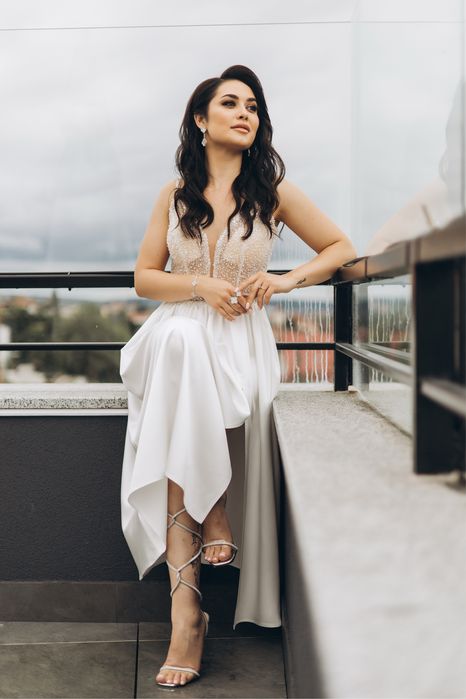 Сукня біла (можливо для весілля)