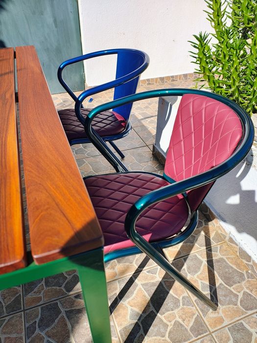 Vendo mesa de exterior com tampo em madeira e estrutura metálica