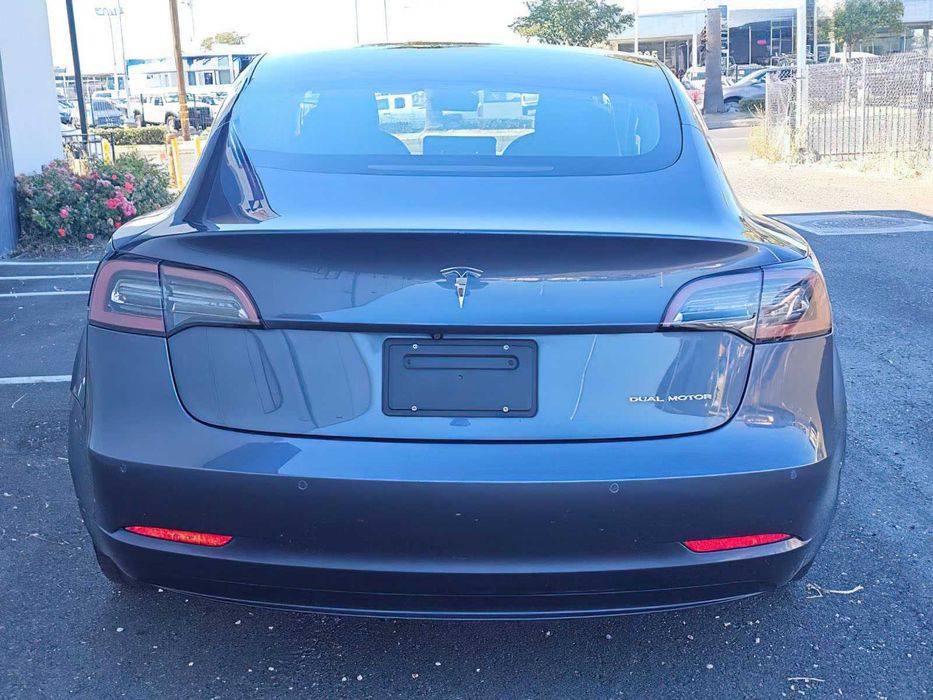 Tesla Model 3 Long Range      2019