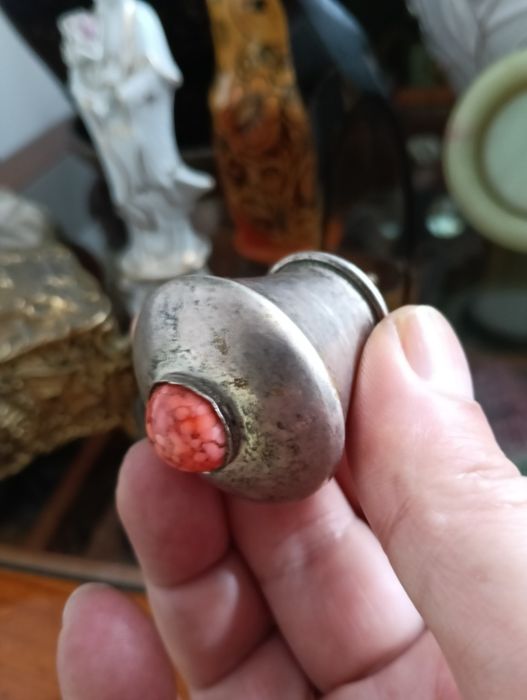 Belo puxador em casquinha, pouco comum