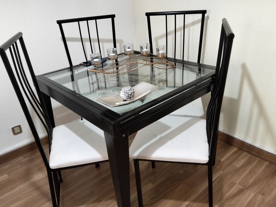 Mesa e cadeiras de sala