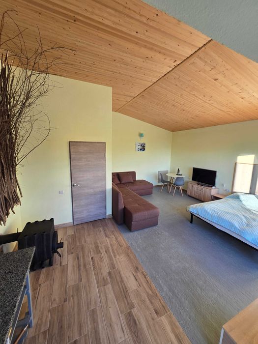 Великий Чан під відкритим небом з гарним краєвидом на гори