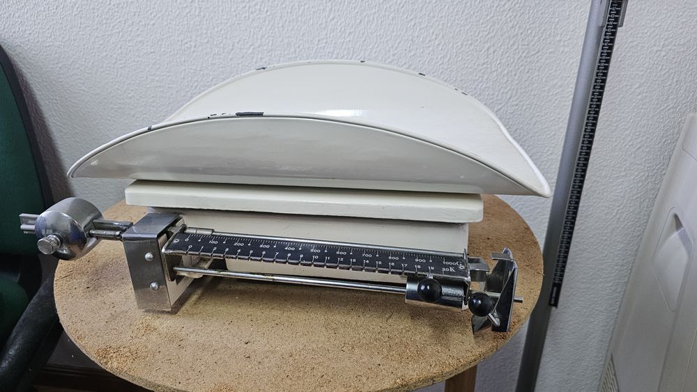 Balança de pesar bebés antiga vintage