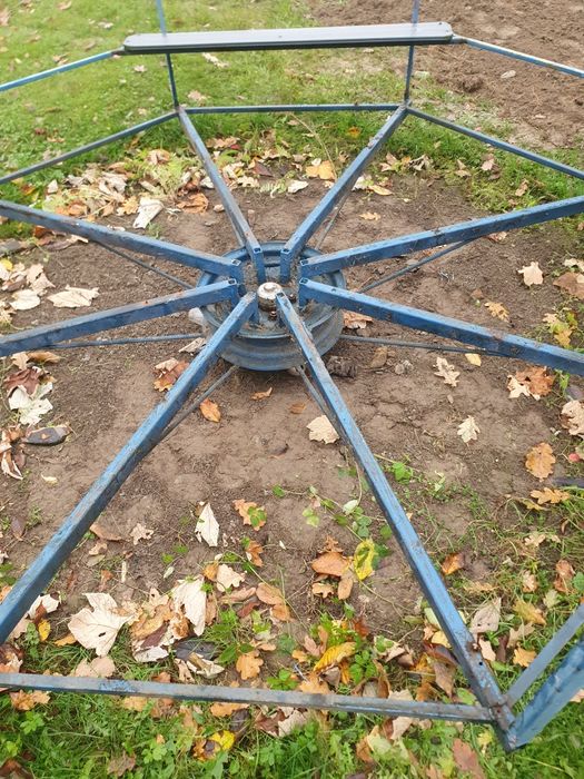 Karuzela dla dzieci ogrodowa.