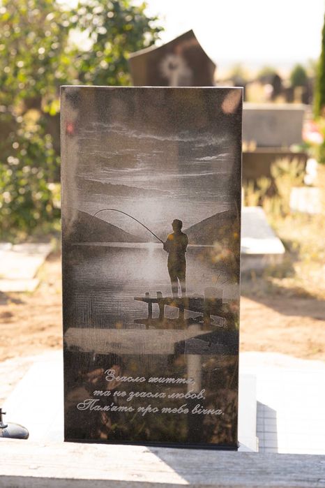 Пам'ятники із граніту Південноукраїнськ. Памятники Южноукраинск.