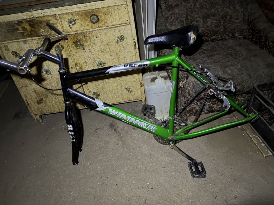 Рама с рулем, сиденьем, педалями, звездой, цепью и перекидкой