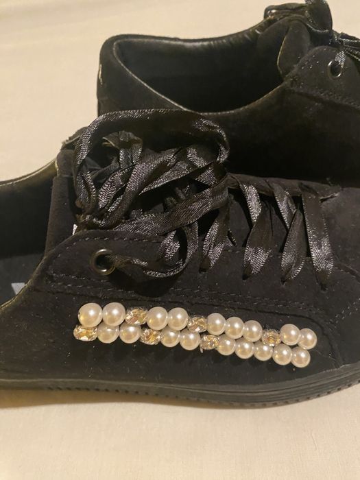 Tenis muito elegante com perolas XTI