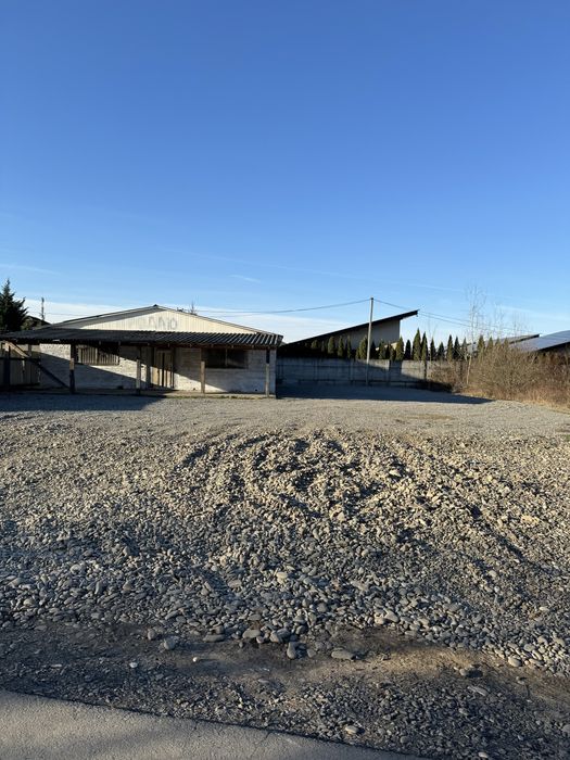 Здається гараж з навесами і великою територією