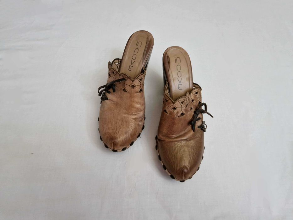 Socas em pele bege escuro, pormenor de laço castanho