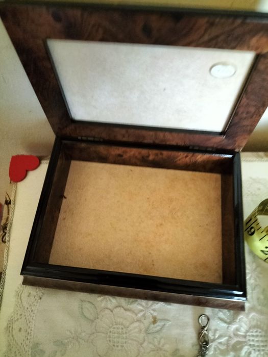 Caixa de madeira com tampa em prata da marca italiana Castellani