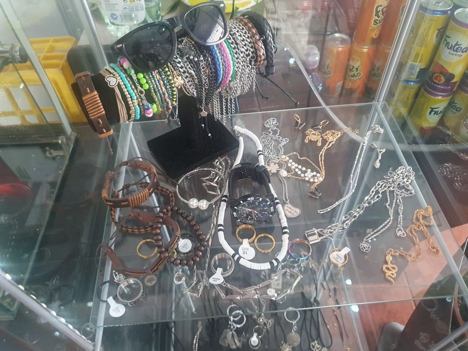 Bijuterias, relógios, óculos de sol