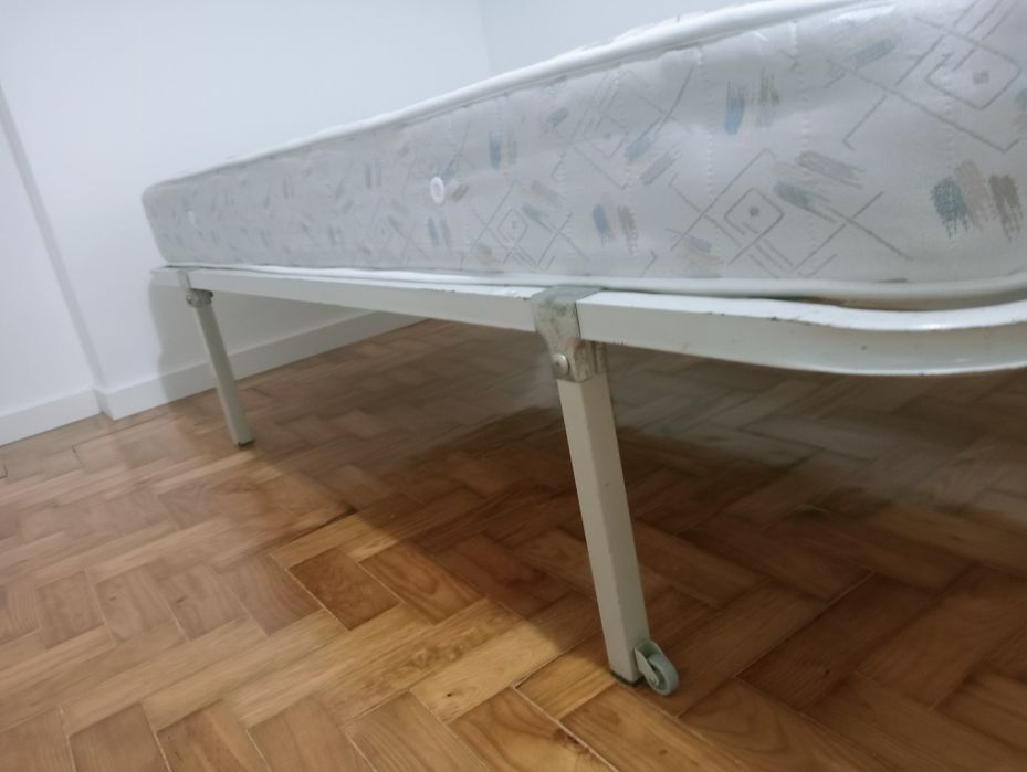 Cama individual com colchão