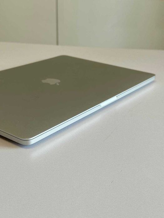 MacBook Pro 16” 2019р i7 16 gb RAM 512 gb SSD Silver 128 циклів