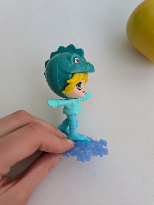 Фігурка Кіндер максі kinder maxi дівчинка на ковзанах