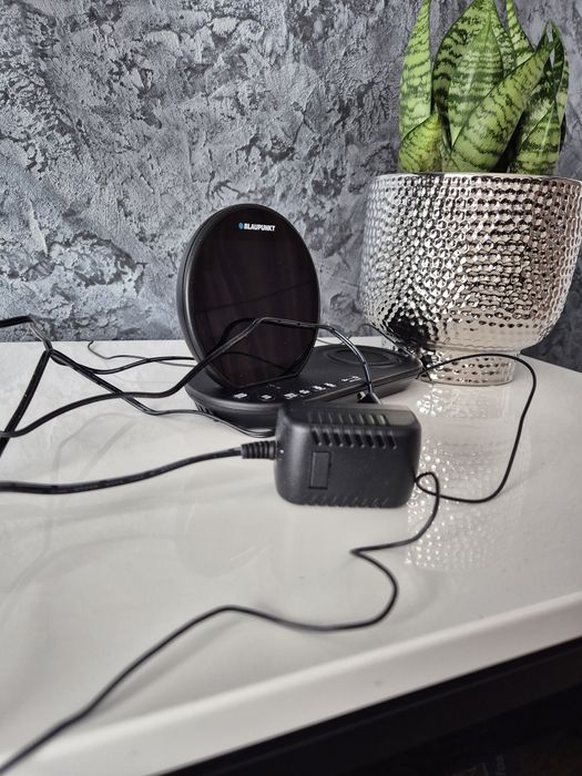 Radiobudzik BLAUPUNKT CR85BK charge sto procent sprawny radio zegarek