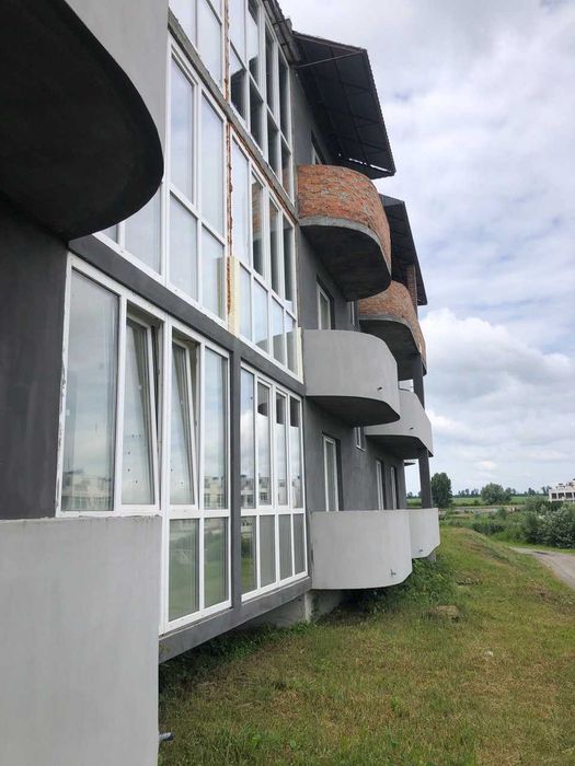 Продаємо 1-но кімнатну квартиру з видом на озеро в новобудові.