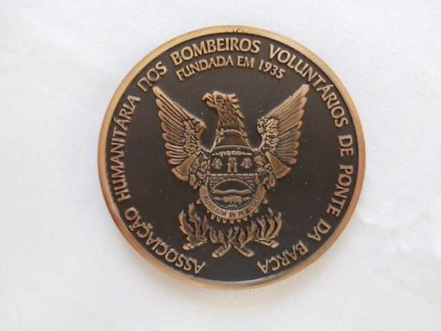 Várias medalhas de bombeiros