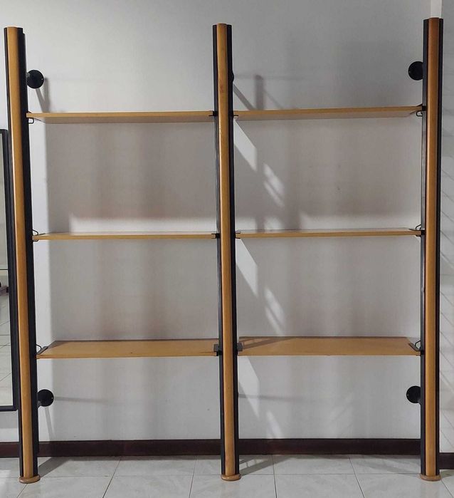 Estantes em metal e madeira