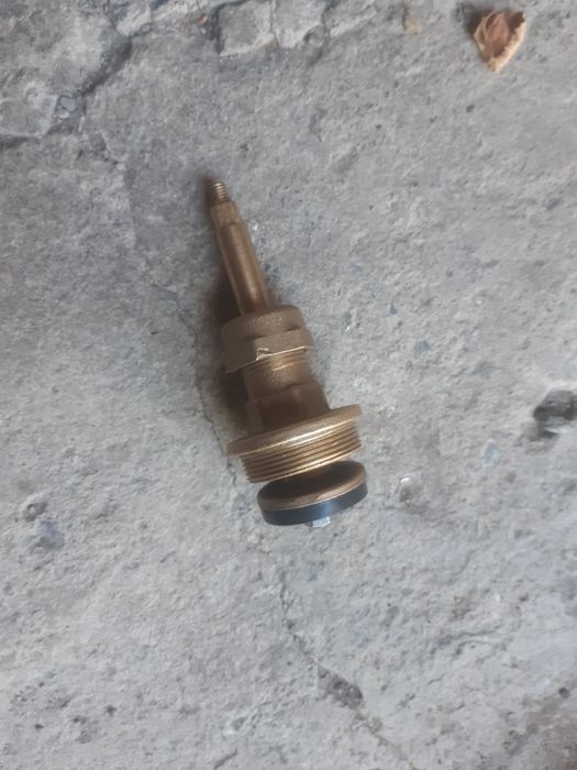Вентильна головка без маховика для крана ХВ 1 1/4″ латунна М39 х 1,5