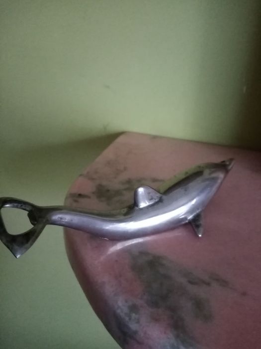 Stary otwieracz do butelek. Podwójny. Delfin