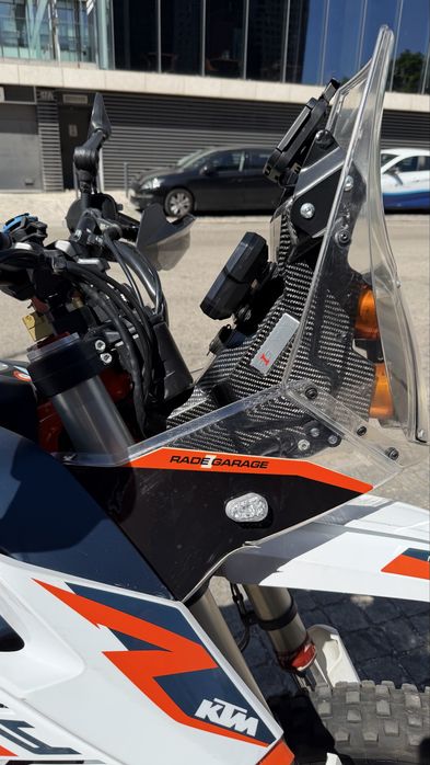 KTM 890 Rally  muito bem equipada